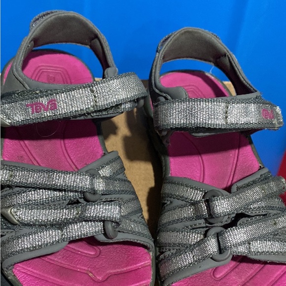 Girls Teva sandals size 8 toddler - Picture 2 of 3